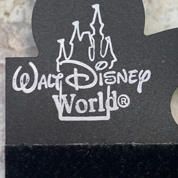 Walt Disney Worlds Winnie The Pooh Enamel Stud Earrings NEW On Card - Picture 2 of 5